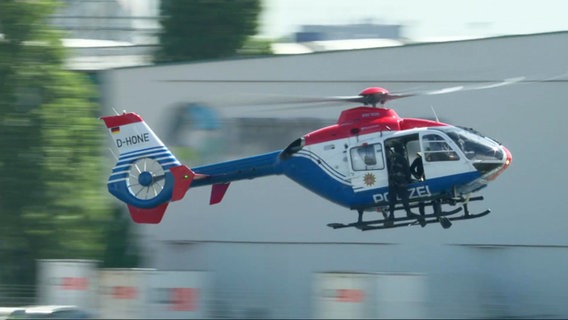Ein Hubschrauber fliegt bei einer Rettungsübung im Hamburger Hafen. © Screenshot 