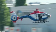 Ein Hubschrauber fliegt bei einer Rettungsübung im Hamburger Hafen. © Screenshot 