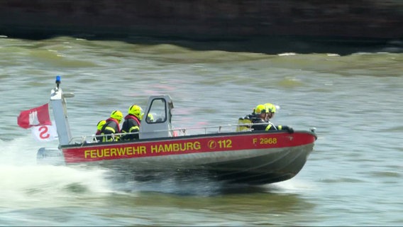 Die Feuerwehr bei einer Rettungsübung im Hamburger Hafen. © Screenshot 