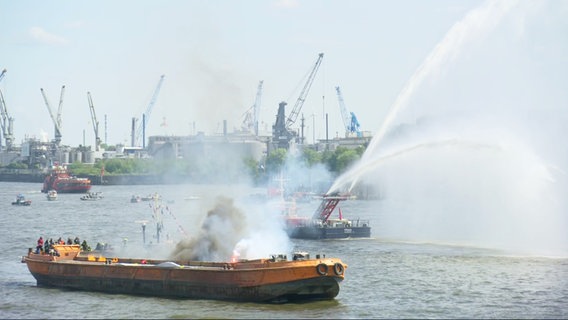 Löschboote bei einer simulierter Rettungsaktion im Hamburger Hafen. © Screenshot 