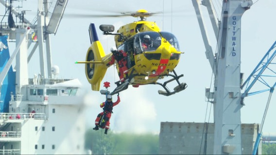 Aus einem Rettungshubschrauber des ADAC seilt sich ein Mensch ab.. © Screenshot 