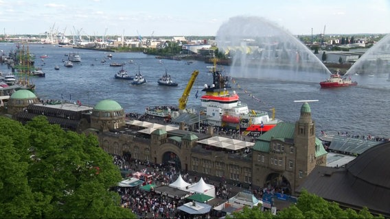 Blick von oben auf das Schlepperballett am Hamburger Hafengeburtstag. © Screenshot 