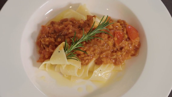 Pappardelle mit Gemüsebolognese auf einem Teller. © Screenshot 