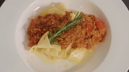 Pappardelle mit Gemüsebolognese auf einem Teller. © Screenshot 