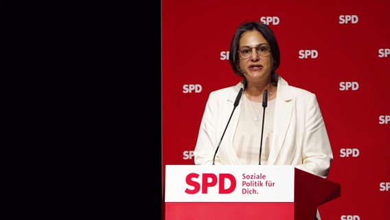 Serpil Midyatli am Rednerpult. © Screenshot 