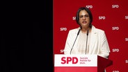 Serpil Midyatli am Rednerpult. © Screenshot 