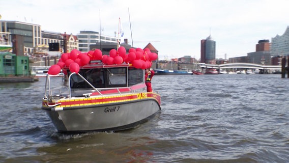 DLRG-Boot mit roten Luftballons geschmückt. © Screenshot 