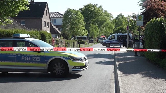 Ein Polizeiwagen steht auf der Straße hinter einem Absperrband. © Screenshot 