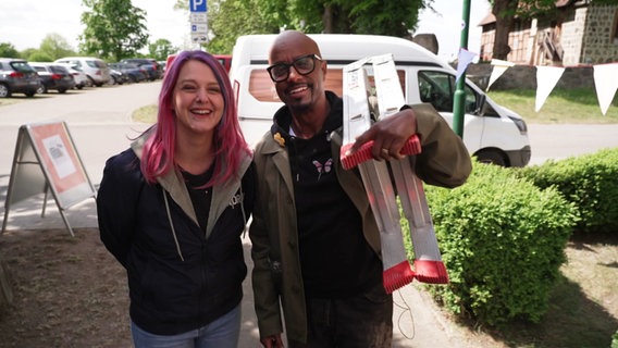 Dania und Yared, der eine Leiter auf der Schulter trägt. © Screenshot 