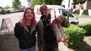 Dania und Yared, der eine Leiter auf der Schulter trägt. © Screenshot 
