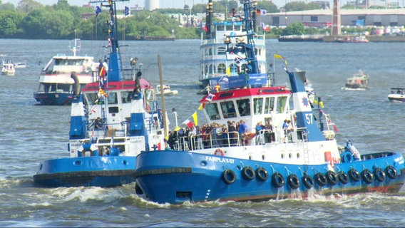 Geschmückte Schlepper auf der Elbe. © Screenshot 
