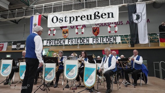 Eine Bühne mit einem Blasorchester. © Screenshot 