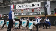 Eine Bühne mit einem Blasorchester. © Screenshot 