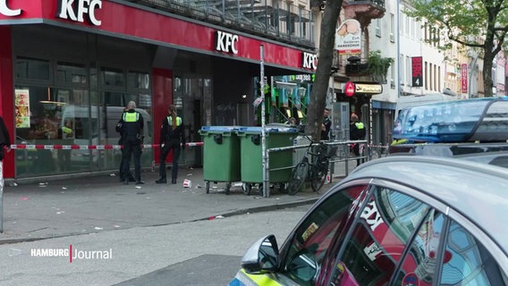 Polizisten stehen vor einem Restaurant. © Screenshot 