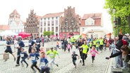 Kinder und erwachsene Läufer laufen durch Greifswald. © Screenshot 