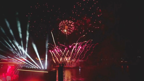 Feuerwerk beim Hamburger Hafengeburtstag 2025 . © Screenshot 