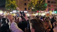 Hunderte Fans feiern auf der Reeperbahn den Aufstieg © Screenshot 