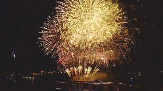 Das große Feuerwerk beim Hafengeburtstag 2025. © Screenshot 