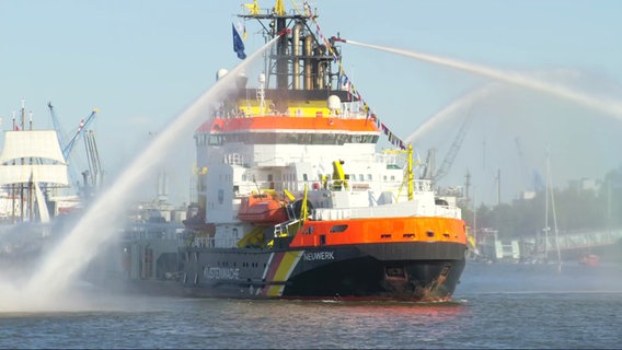 Das Mehrzweckschiff Neuwerk bei der Auslaufparade. © Screenshot 