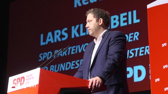 Der SPD-Parteivorsitzende und Bundesfinanzminister Lars Klingbeil steht bei einer Rede an einem Pult. © Screenshot 