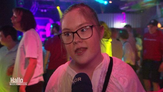 Ein Mädchen mit Trisomie-21 gibt ein Interview auf der Tanzfläche. © Screenshot 