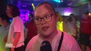 Ein Mädchen mit Trisomie-21 gibt ein Interview auf der Tanzfläche. © Screenshot 