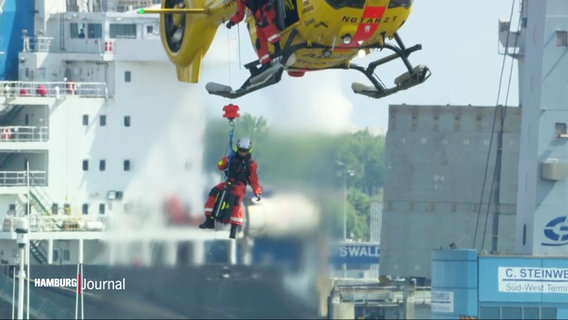 Ein Mensch seilt sich von einem Hubschrauber ab. © Screenshot 