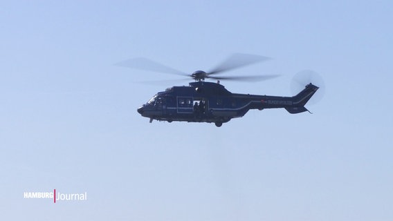 Ein Hubschrauber vor blauem Himmel. © Screenshot 