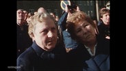 Historisches Fernsehbild aus den 1980ern: Zwei ältere Damen werden bei einer Straßenumfrage interviewt. © Screenshot 