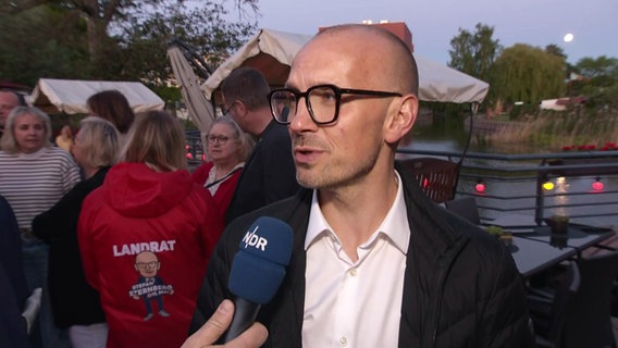 Landrat Stefan Sternberg (SPD) nach seiner Wiederwahl im Interview mit dem NDR © Screenshot 