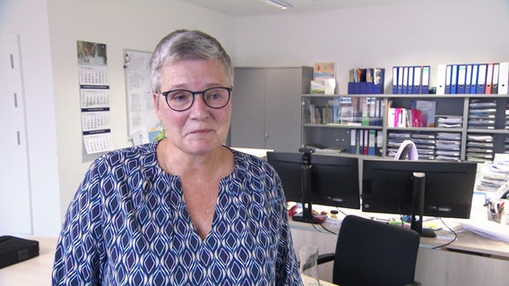 Die Bürgermeisterin gibt dem NDR ein Interview im Büro. © Screenshot 