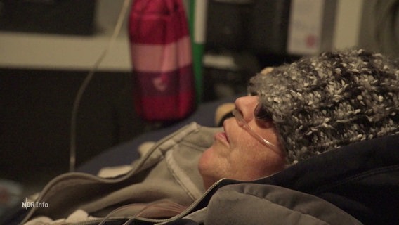 Eine junge Frau liegt in einem Krankenbett. © Screenshot 