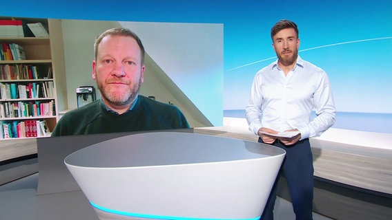 Politikwissenschaftler Jochen Müller im Interview mit NDR-Moderator Stefan Leyh. © Screenshot 