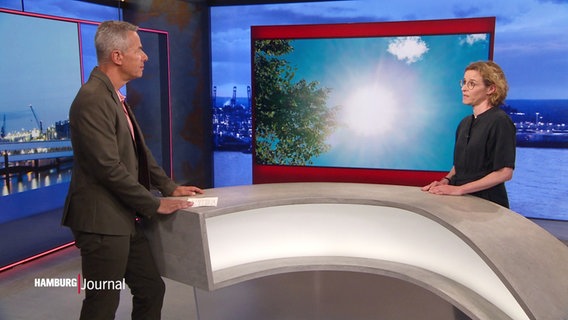 Moderator Thomas Görlitzer und Sabine Sommer vom BUND Hamburg im Gespräch im Studio. © Screenshot 