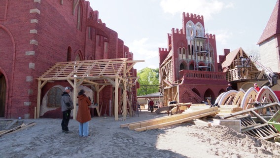 Die Kulissen für das neue Stück der Störtebeker-Festspiele auf Rügen wird aufgebaut. © Screenshot 