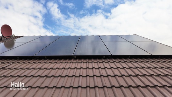 Solarpanel sind auf einem Dach angebracht. © Screenshot 
