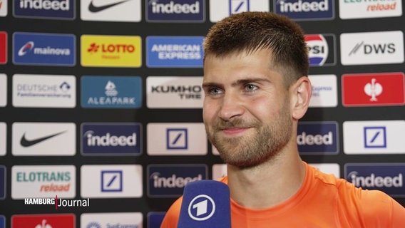 Ben Voller, Torhüter beim FC St. Pauli, lächelnd vor dem Mikrofon. © Screenshot 