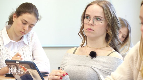 Schülerinnen sitzen im Unterricht. © Screenshot 