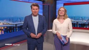 Merlin van Rissenbeck und Jens Riewa moderieren das Hamburg Journal. © Screenshot 