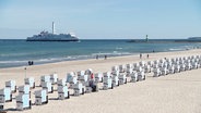 Strandkörbe stehen an einem Strandabschnitt. © Screenshot 