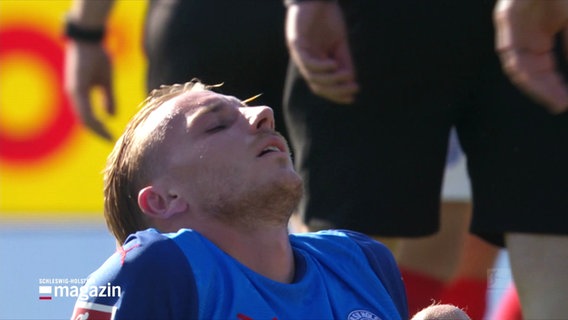 Ein erschöpfter und enttäuschter Spieler von Holstein Kiel legt den Kopf in den Nacken. © Screenshot 
