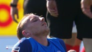 Ein erschöpfter und enttäuschter Spieler von Holstein Kiel legt den Kopf in den Nacken. © Screenshot 
