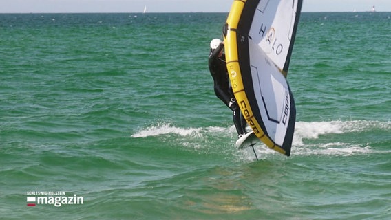Ein Wingfoil-Sportler auf dem Wasser der Kieler Bucht. © Screenshot 