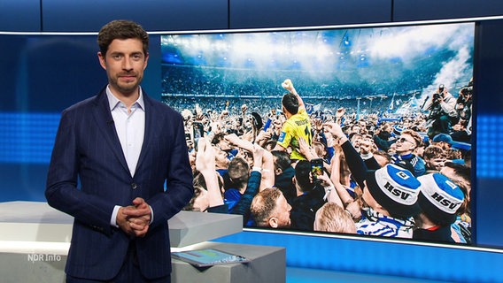 Daniel Anibal Bröckerhoff moderiert NDR Info. © Screenshot 
