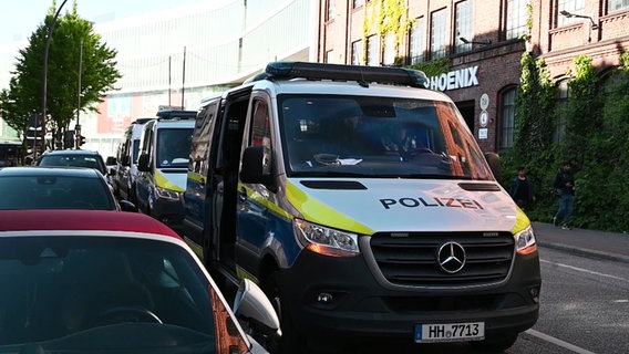 Mehrere Einsatzwagen der Polizei stehen im Hamburger Phoenix-Viertel. © Tv News Kontor / DSLR News 
