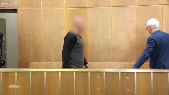 Der Angeklagte im Gerichtssaal. © Screenshot 