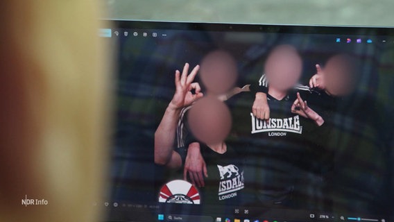 Besucher eines Konzertes zeigen den White-Power-Gruß. © Screenshot 