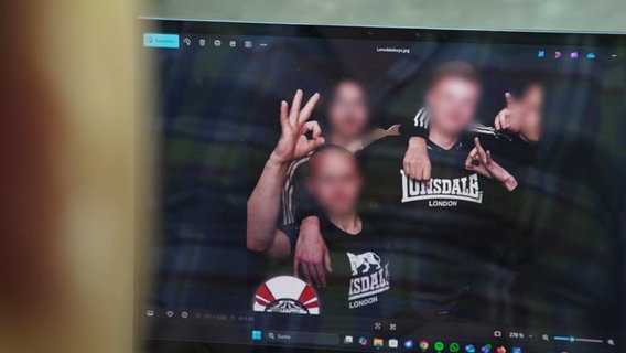 Jugendliche zeigen rechtsradikales "White Power"-Zeichen © Screenshot 