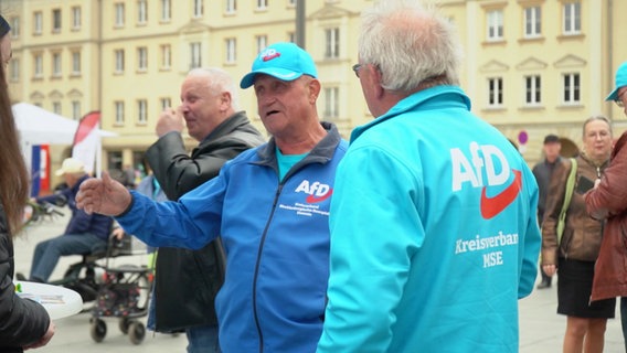 AfD-Wahlhelfer im Landratswahlkampf in Neubrandenburg © Screenshot 
