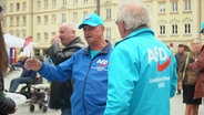 AfD-Wahlhelfer im Landratswahlkampf in Neubrandenburg © Screenshot 